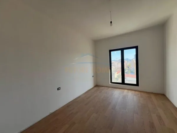 Tirane, jepet me qera apartament 1+1+Ballkon Kati 9, 82 m² 700 € (Rruga e Barrikadave)