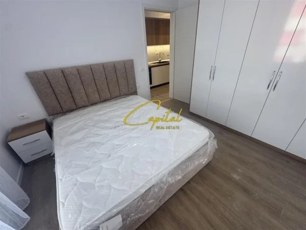 Tirane, jepet me qera apartament 1+1 Kati 3, 70 m² 500 € (ALI DEMI)