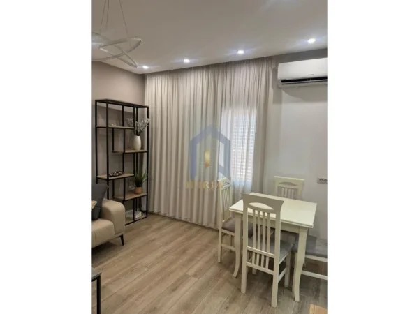Tirane, jepet me qera apartament 1+1+Ballkon Kati 3, 65 m² 600 €