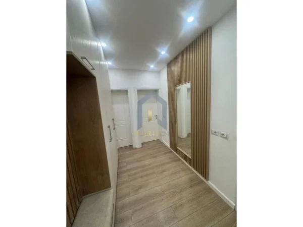 Tirane, jepet me qera apartament 1+1+Ballkon Kati 3, 65 m² 600 €