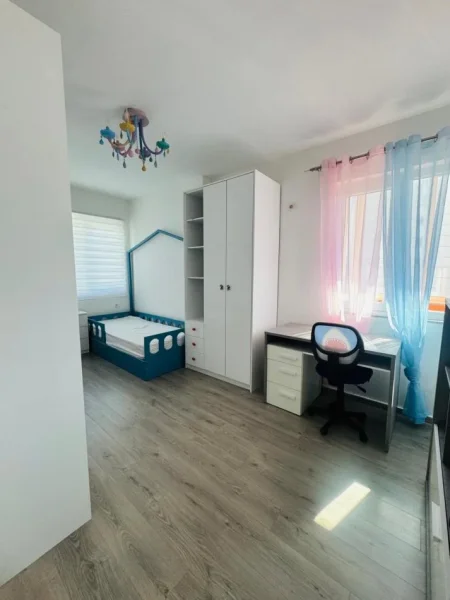 Tirane, jepet me qera apartament 2+1+Ballkon Kati 2, 85 m² 550 € (Astir , prane bar 2 palmave)