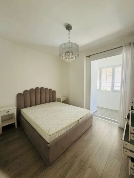 Tirane, jepet me qera apartament 2+1+Ballkon Kati 2, 85 m² 550 € (Astir , prane bar 2 palmave)