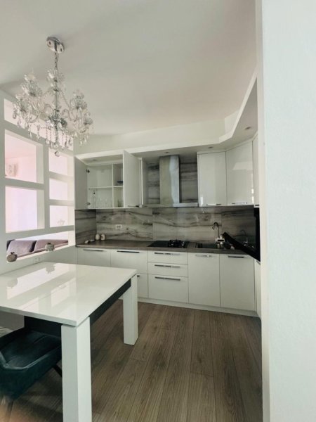 Tirane, jepet me qera apartament 2+1+Ballkon Kati 2, 85 m² 550 € (Astir , prane bar 2 palmave)