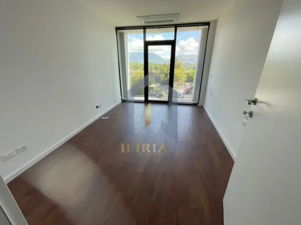 Tirane, jepet me qera apartament 2+1+Ballkon Kati 1, 95 m² 1.300 €