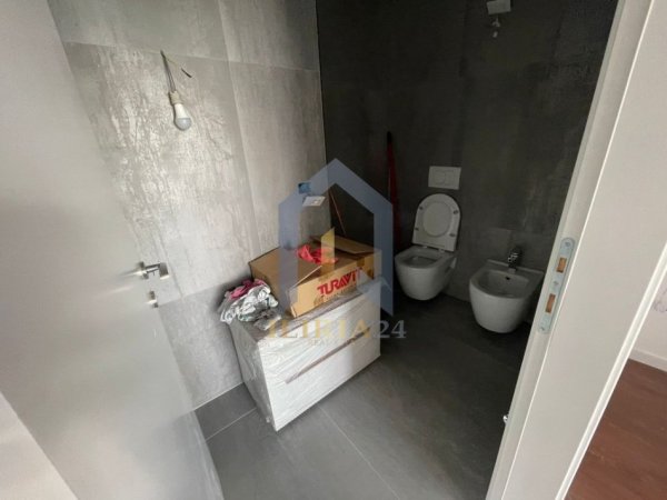 Tirane, jepet me qera apartament 2+1+Ballkon Kati 1, 95 m² 1.300 € 