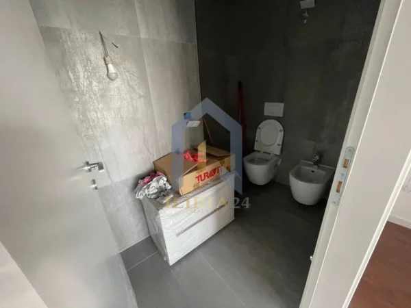 Tirane, jepet me qera apartament 2+1+Ballkon Kati 1, 95 m² 1.300 €