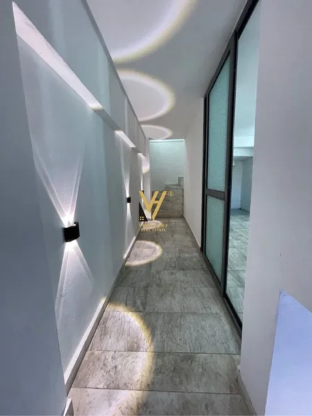 Tirane, jepet me qera ambjent biznesi Kati 0, 90 m² 900 € (SELVIA)