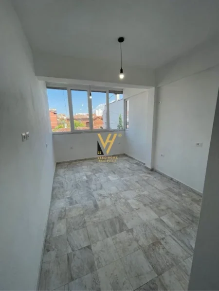Tirane, jepet me qera ambjent biznesi Kati 0, 90 m² 900 € (SELVIA)