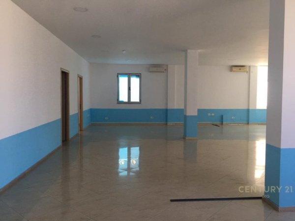 Tirane, jepet me qera ambjent biznesi Kati 2, 240 m² 2.000 € (Medrese)