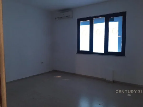 Tirane, jepet me qera ambjent biznesi Kati 2, 240 m² 2.000 € (Medrese)