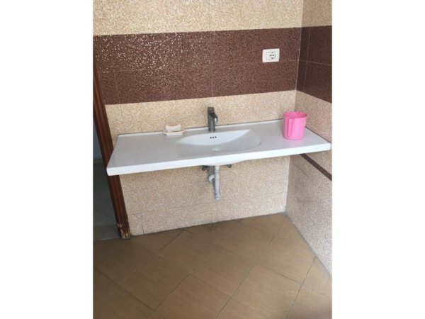 Tirane, jepet me qera ambjent biznesi Kati 2, 240 m² 2.000 € (Medrese)