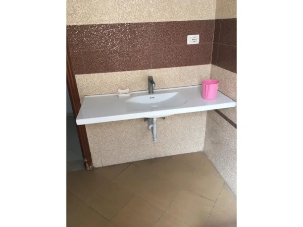 Tirane, jepet me qera ambjent biznesi Kati 2, 240 m² 2.000 € (Medrese)