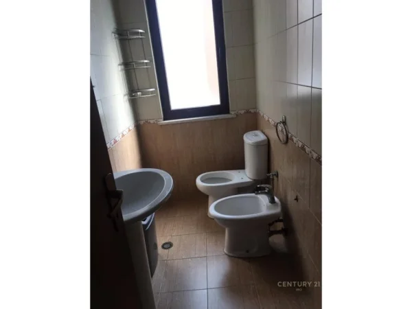 Tirane, jepet me qera ambjent biznesi Kati 2, 240 m² 2.000 € (Medrese)