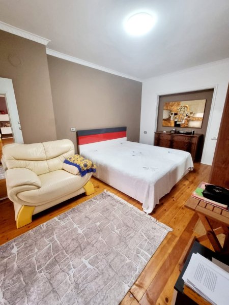 Tirane, jepet me qera apartament 2+1 Kati 3, 100 m² 700 € (Rruga Kosovareve)