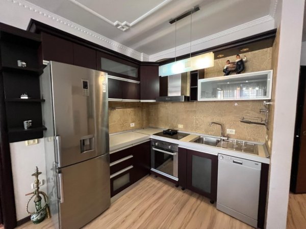 Tirane, jepet me qera apartament 2+1 Kati 5, 900 € 
