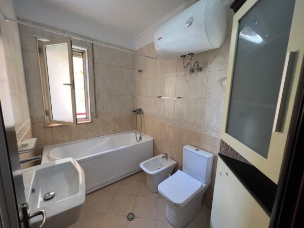 Tirane, jepet me qera apartament 2+1 Kati 5, 900 € 