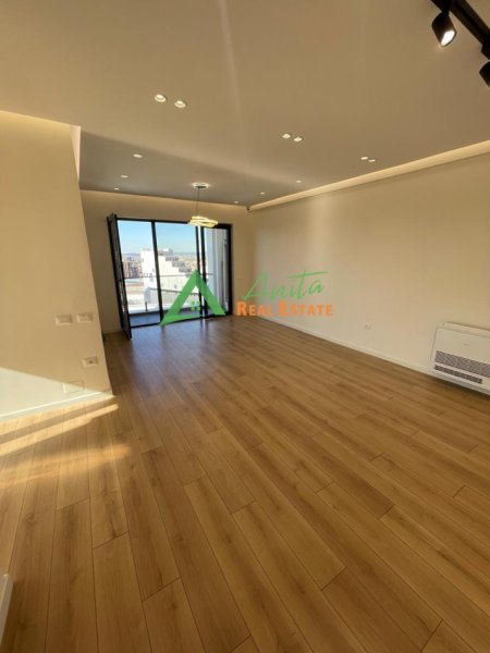 Tirane, jepet me qera zyre , 106 m² 750 € (Rruga e Dibres)