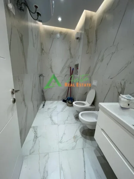 Tirane, jepet me qera zyre , 106 m² 750 € (Rruga e Dibres)