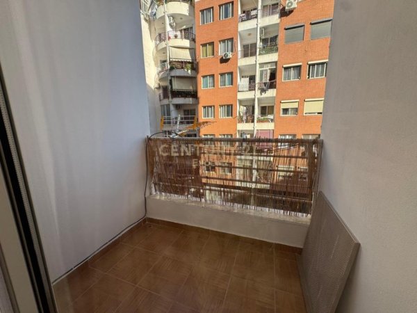 Tirane, jepet me qera apartament 1+1 Kati 3, 55 m² 430 € (Yzberish)