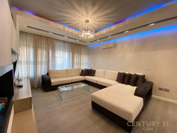 Tirane, jepet me qera apartament 2+1 Kati 5, 120 m² 1.500 € (Libri Universitar)