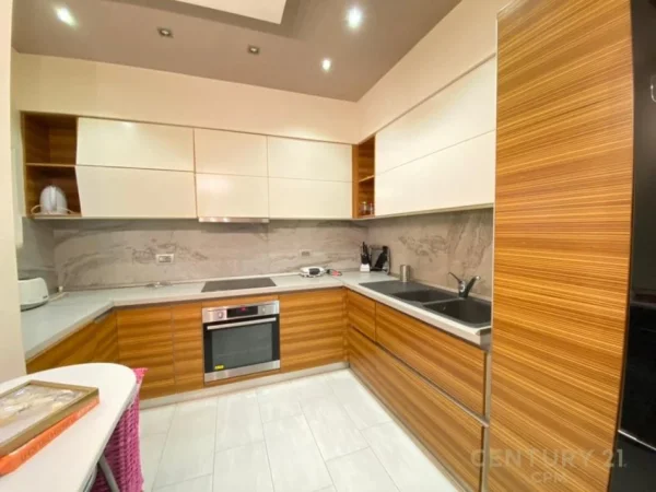 Tirane, jepet me qera apartament 2+1 Kati 5, 120 m² 1.500 € (Libri Universitar)