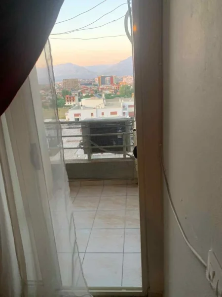 Tirane, jepet me qera apartament 2+1+Ballkon Kati 8, 90 m² 550 € (STIR AFER RESIDENCA KLENSI)