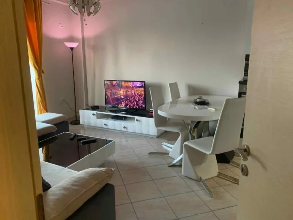 Tirane, jepet me qera apartament 2+1+Ballkon Kati 8, 90 m² 550 € (STIR AFER RESIDENCA KLENSI)