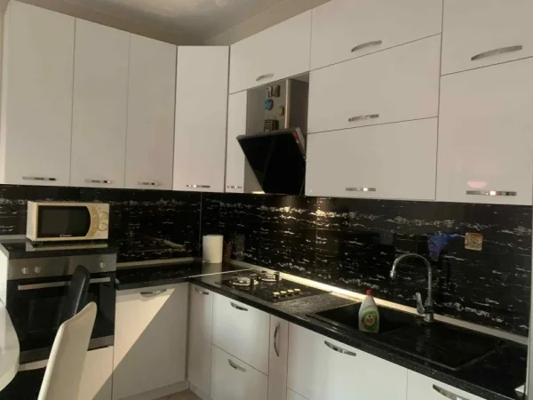 Tirane, jepet me qera apartament 2+1+Ballkon Kati 8, 90 m² 550 € (STIR AFER RESIDENCA KLENSI)
