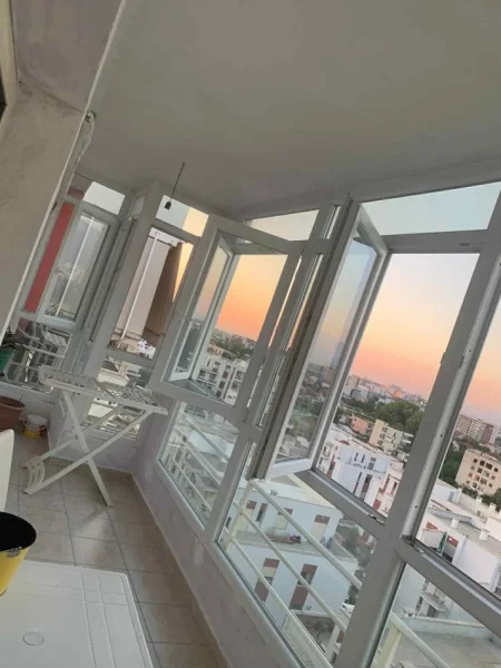 Tirane, jepet me qera apartament 2+1+Ballkon Kati 8, 90 m² 550 € (STIR AFER RESIDENCA KLENSI)