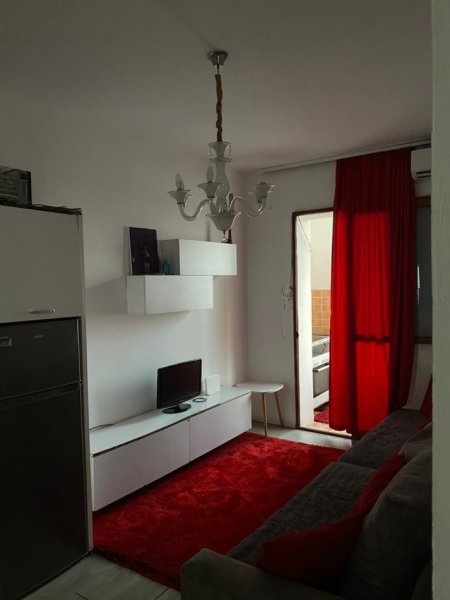 Tirane, jepet me qera apartament 1+1 Kati 4, 450 € (medreseja)