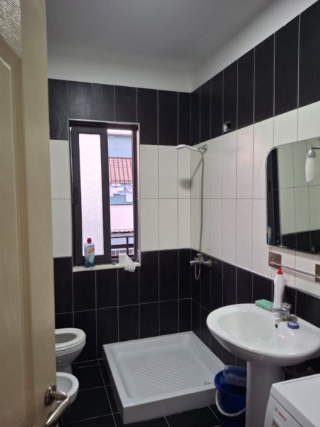 Tirane, jepet me qera apartament 2+1+Ballkon Kati 7, 100 m² 510 € (Yzberisht/Rr.Rexhep Shala)