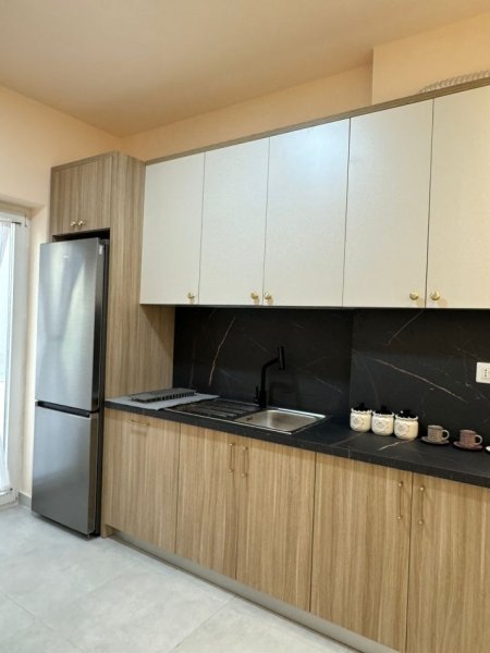 Tirane, jepet me qera apartament 1+1+Ballkon Kati 3, 70 m² 600 € (rruga e dibres prane viles gold)