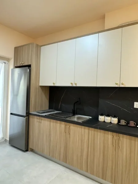 Tirane, jepet me qera apartament 1+1+Ballkon Kati 3, 70 m² 600 € (rruga e dibres prane viles gold)
