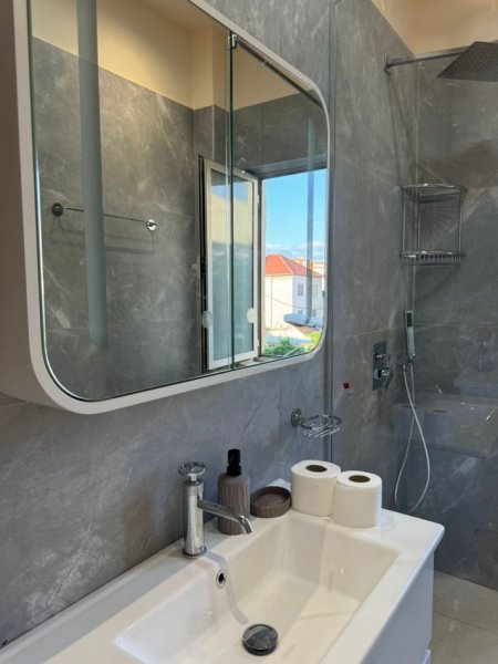 Tirane, jepet me qera apartament 1+1+Ballkon Kati 3, 70 m² 600 € (rruga e dibres prane viles gold)