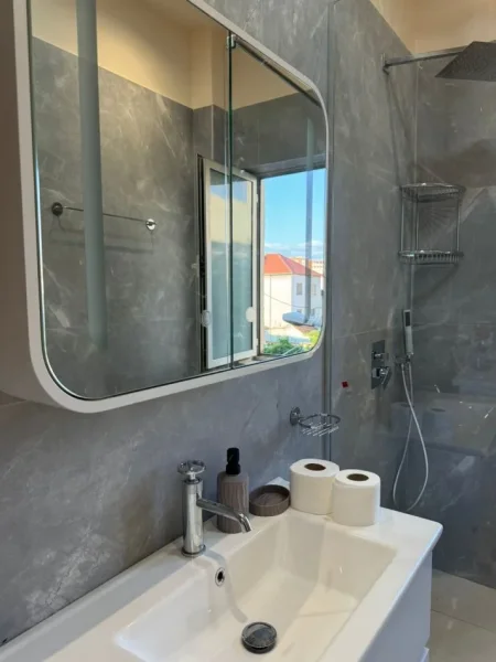 Tirane, jepet me qera apartament 1+1+Ballkon Kati 3, 70 m² 600 € (rruga e dibres prane viles gold)