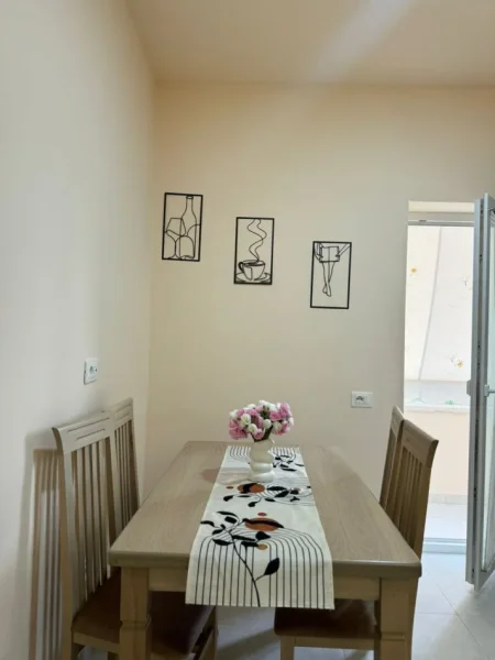 Tirane, jepet me qera apartament 1+1+Ballkon Kati 3, 70 m² 600 € (rruga e dibres prane viles gold)