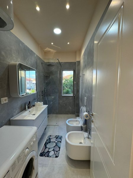 Tirane, jepet me qera apartament 1+1+Ballkon Kati 3, 70 m² 600 € (rruga e dibres prane viles gold)