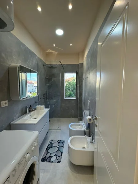 Tirane, jepet me qera apartament 1+1+Ballkon Kati 3, 70 m² 600 € (rruga e dibres prane viles gold)