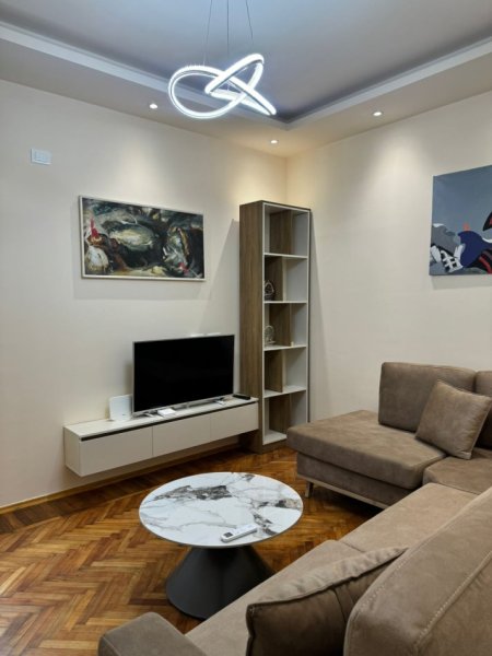 Tirane, jepet me qera apartament 1+1+Ballkon Kati 3, 70 m² 600 € (rruga e dibres prane viles gold)