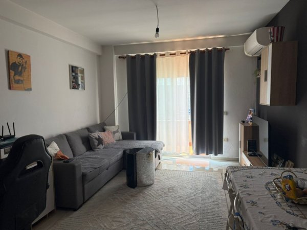 Tirane, shitet apartament 1+1 Kati 8, 60 m² (Terminali I Autobuzave. Afer Spitalit Hygea)