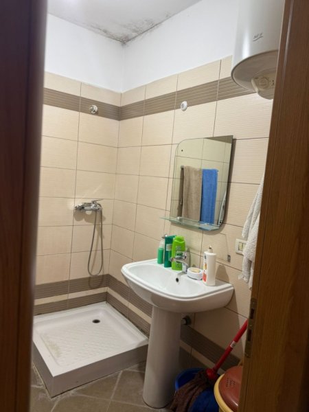 Tirane, shitet apartament 1+1 Kati 8, 60 m² (Terminali I Autobuzave. Afer Spitalit Hygea)