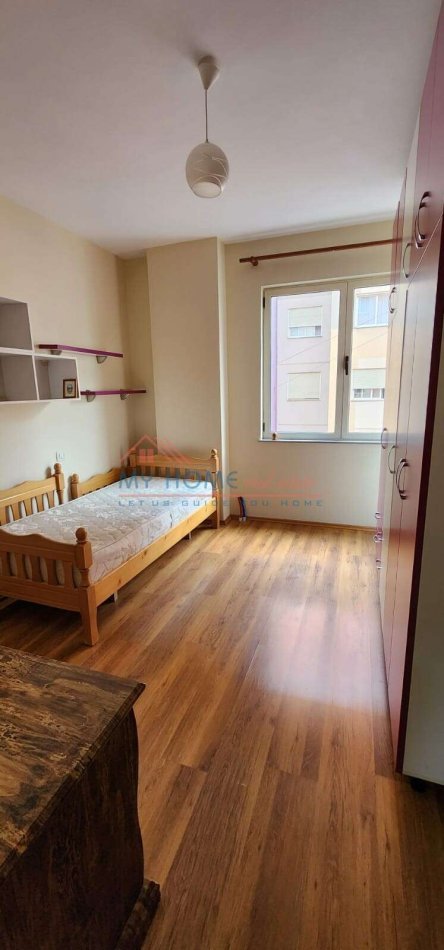 Tirane, jepet me qera apartament 2+1+Ballkon Kati 4, 100 m² 550 € (Unaza e Re)