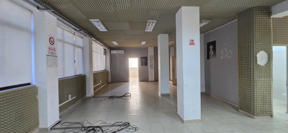 Tirane, jepet me qera zyre Kati 1, 350 m² 3.000 € (Rruga Budi)
