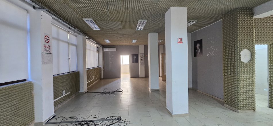Tirane, jepet me qera zyre Kati 1, 350 m² 3.000 € (Rruga Budi)