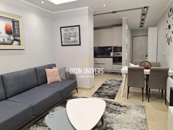 Tirane, shitet apartament 2+1+Ballkon Kati 2, 96 m² 225.000 € (Kopshti Botanik, pranë Xhamisë)