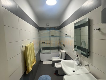 Tirane, jepet me qera apartament 2+1 Kati 10, 103 m² 700 € 