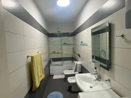 Tirane, jepet me qera apartament 2+1 Kati 10, 103 m² 700 € 