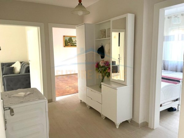 Tirane, jepet me qera apartament 3+1+Ballkon Kati 5, 750 € 