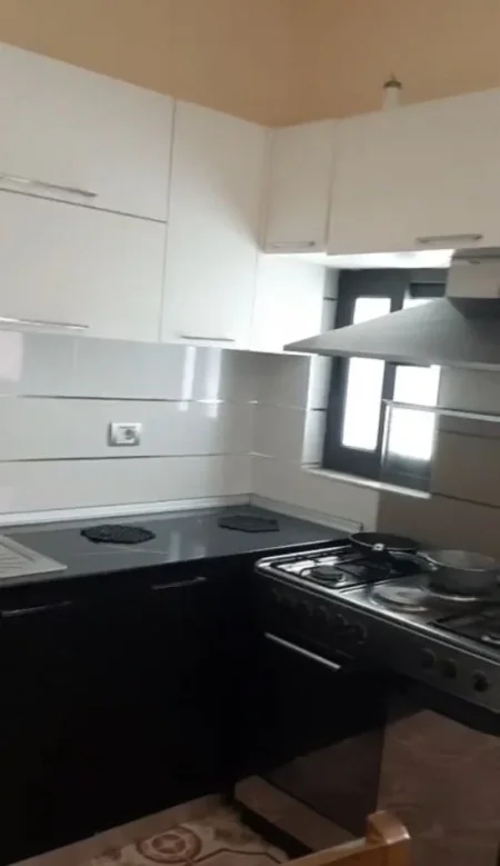 Tirane, jepet me qera apartament 2+1+Ballkon Kati 2, 105 m² 400 € (Rruga gjon mili , rruga siri kodra)