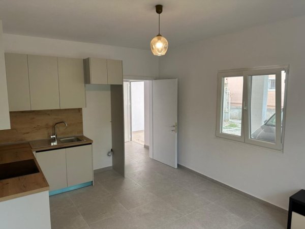 Tirane, jepet me qera shtepi 1+1 Kati 1, 60 m² 310 € (Yrshek)